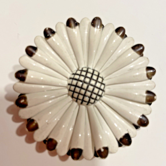 Vintage Enameled Pearlescent ivory white Flower Brooch Gold tone 1960s fashion - Picture 3 of 5